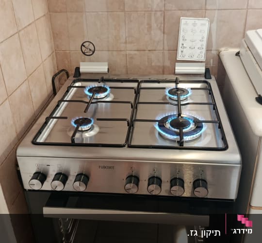 תנור גז עם להבות כחולות במטבח